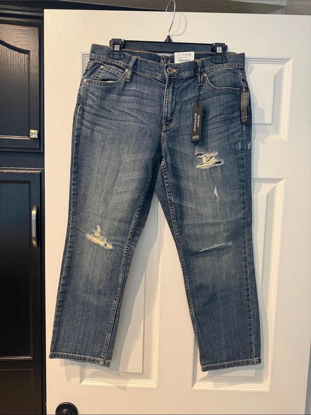 A.n.a Distressed Mid-Rise cropped skinny boyfriend Jean